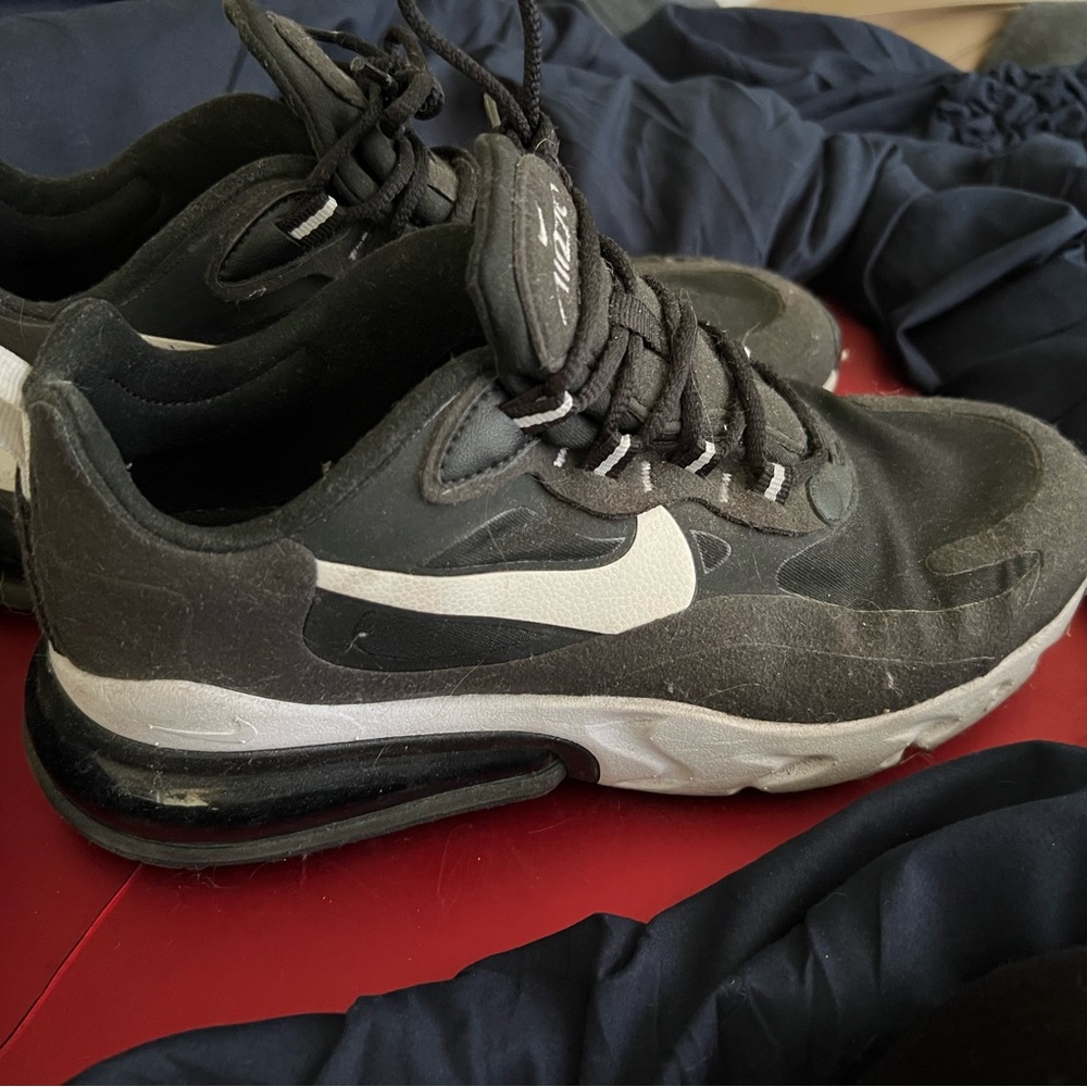 Nike Air 70 barely worn  like new just need to be dusted off size 7